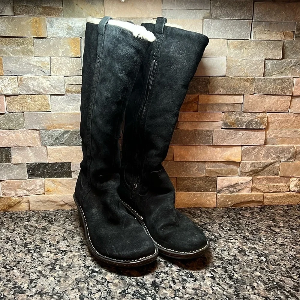 Ugg leather waterproof boots EUC 8